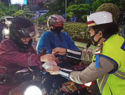 Anggota Kepolisian Polres Metro Bekasi Kota Adakan Giat Bagikan Takjil