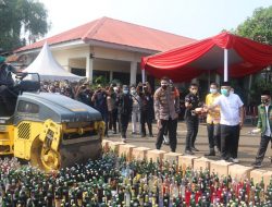 Hasil Operasi Ribuan Botol Miras dan Narkoba Dimusnahkan di Halaman Polres Metro Bekasi