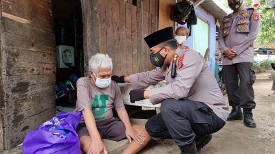 Tim Warung Jum’at Barokah Polda Banten Salurkan Puluhan Paket Sembako