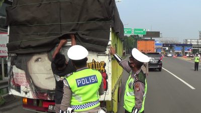 Dilarangan Mudik, Petugas Kepolisian Hentikan Kendaraan Mencurigakan