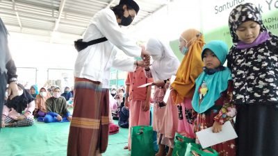 Remaja Islam Masjid Nurul Muttaqien Berikan Santunan Anak Yatim dan Kaum Dhuafa