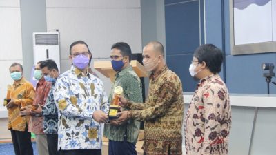 Gubernur DKI Jakarta Menyerahkan Penghargaan Lomba Jurnalistik Mohammad Husni Thamrin ke-47
