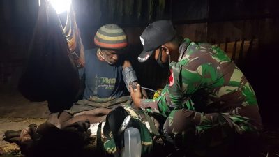 Satgas TNI Yonif 751 Bantu Warga Kampung Mumi yang Sedang Kesusahan