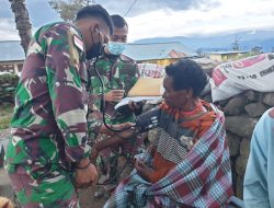TNI di Papua Melayani Masyarakat yang Datang untuk Berobat di Pos Secara Gratis
