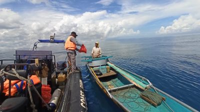 Personel Bakamla RI Bagi-Bagi Bansos di Tengah Laut Manado