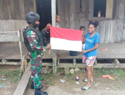 TNI di Papua Door to Door Bagikan Bendera Merah Putih