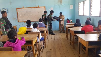 Laksanakan Anjangsana, TNI Bagikan Tas dan Perlengkapan Sekolah