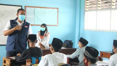 PTMT Terapkan Prokes, Wawakot Bekasi Bersama Camat Tinjau SMP dan SMK