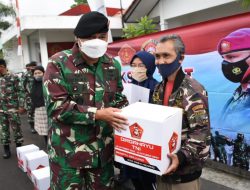 Kepala Staf Subkogartab 0618 Kota Bandung Bagikan 250 Paket Sembako