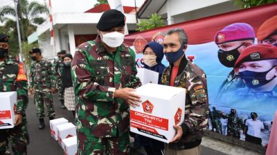 Kepala Staf Subkogartab 0618 Kota Bandung Bagikan 250 Paket Sembako