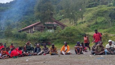 Upacara Bakar Batu Awali Pembangunan Jalan Banti-Arwanop Kabupaten Mimika