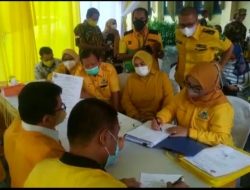 Ade Puspitasari Menyerahkan Formulir Bakal Calon Ketua DPD Golkar Kota Bekasi