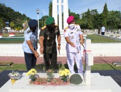 Peringati HUT TNI Ke-76, Kodam XVII/Cenderawasih Ziarah Rombongan di TMP Kusuma Trikora
