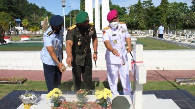 Peringati HUT TNI Ke-76, Kodam XVII/Cenderawasih Ziarah Rombongan di TMP Kusuma Trikora