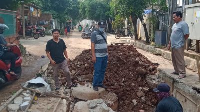 Jalan Raya Masjid AL-Jihad Amblas, Pemerhati; Itu Ranahnya Dinas BMSDA Kota Bekasi, Bukan Pengguna Jalan yang Perbaiki