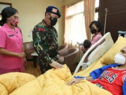 Kapolri Jenderal Listyo Sigit Prabowo Jenguk Personel Korps Brimob Polri yang Tertembak di Papua