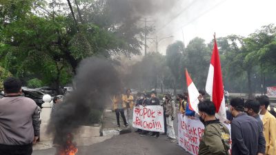 Puluhan Mahasiswa Menggelar Aksi Di Depan Kantor DPRD Kota Bekasi
