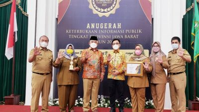 Wali Kota Bekasi Terima Penghargaan dari Komisi Informasi Publik Jabar untuk Badan Publik Informatif 2021