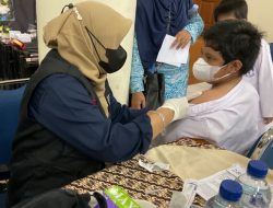 Vaksinasi Anak Usia 6-11 Tahun Mulai Digelar di SD Islam Al Azhar 6 Jakapermai