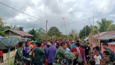 Meriahkan Tahun Baru Satgas Pamtas Yonif 126/KC dan Masyarakat Melaksanakan Tradisi Tarian Suling Tambur Keliling Kampung