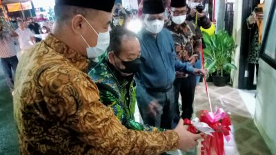 Anggota DPRD Arwis Sembiring Bersama Camat Bekasi Barat Resmikan Kantor RW 09 Bintara Jaya