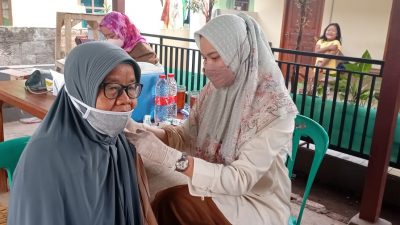 Kelurahan Ciketing Udik Jemput Bola, Vaksinasi Lansia dan Bagikan Sembako