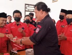 HUT Ke-49, PDIP Kabupaten Bekasi Bagikan Beras 4,9 Ton dan 4.900 Pasang Bendera Parpol