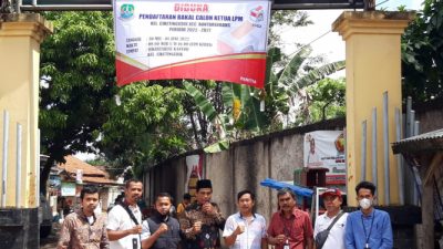 Panitia Pemilihan Pasang Spanduk Pendaftaran Bacalon Ketua LPM Ciketing Udik