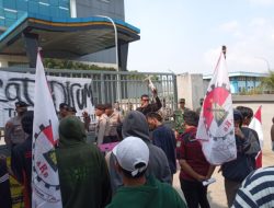 Dugaan KKN ARB Gelar Aksi Demo Didepan Kantor Perumda Tirta Bhagasasi Kabupaten Bekasi