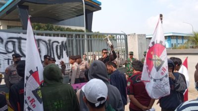 Dugaan KKN ARB Gelar Aksi Demo Didepan Kantor Perumda Tirta Bhagasasi Kabupaten Bekasi