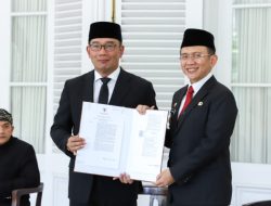 Ridwan Kamil Serahkan SK Perpanjangan Pj Bupati Bekasi Kepada Dani Ramdan