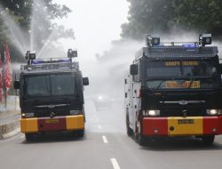 Kurangi Dampak Polusi Udara, Polda Metro Jaya Kerahkan 4 Mobil Water Cannon Semprot Jalan Protokol