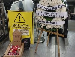 Mengenang 100 Hari Matinya Eskalator, Pengguna Commuter Line Bekasi Tabur Bunga
