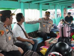 Jumpai Pemudik di Perahu, Kapolres Beri Tiket Gratis Tujuan Cilincing-Muara Gembong