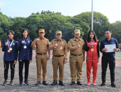 Pj Walikota Bekasi dan Sekda Menyerahkan Penghargaan Apresiasi Kinerja Pejabat dan Lainnya