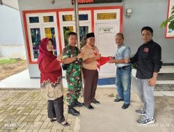 Lurah Margamulya Bagikan Bendera Merah Putih Kepada Warga