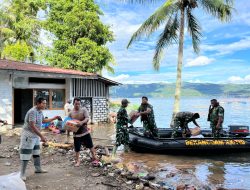 Banjir Putuskan Akses, TNI Tempuh 12 Mil Lalui Danau Singkarak Salurkan Bantuan