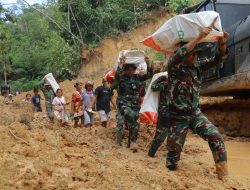 Prajurit TNI Pikul Bahan Bantuan dan Jalan Kaki Puluhan Km Salurkan Logistik ke Desa Terisolir di Sitahuis