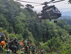 Prajurit TNI Menembus Medan dan Cuaca Ekstrem, Berhasil Temukan Seluruh Korban Pesawat ATR 42-500