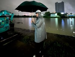 Siaga Banjir! Wali Kota Bekasi Pantau Pintu Air Prisdo