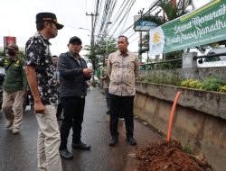 Respons Cepat Aduan Warga, Wali Kota Bekasi Tinjau Langsung Galian Fiber Optic di Pondok Gede