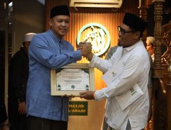 Wali Kota Bekasi Hadiri Tarawih Keliling di Masjid Al A’raaf, Sampaikan Komitmen Kebersihan, Sampah, dan Layanan Kesehatan